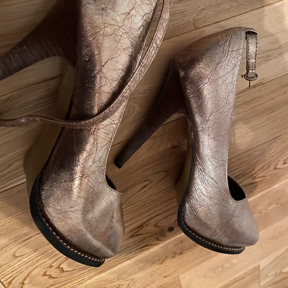 BCBG metallic peep toe heels  with ankle strap . Size 8.5 - Picture 3 of 8
